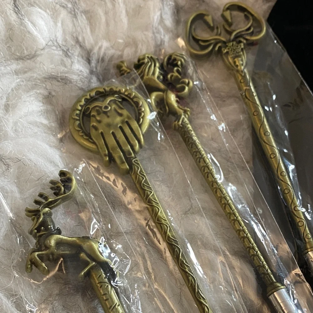 NEW Ornate 8 Makeup Brush Set with Gold Handles